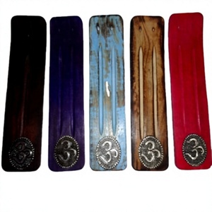 Brûleur d'encens en bois de manguier coloré sculpté à la main, artisanat indien Laxmans, avec design perlé en métal, pour usage religieux, vente en gros - Product Image 1