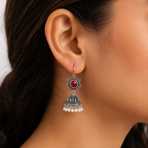 Boucles d'oreilles Jhumka en argent oxydé avec pierre rouge et perle pour femmes - Product Image 5