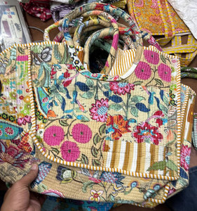 Bolso de Hombro Acolchado Hecho a Mano con Diseño de Patchwork – Bolso Tote de Tela Floral Colorida para Mujer, Bolso Ligero y Reutilizable para Uso Diario - Product Image 3