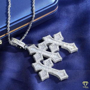 Pendentif croix haut de gamme avec finition en or jaune et or blanc et pierres de moissanite brillantes - Product Image 5