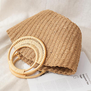 Dale un toque moderno a tus atuendos con este vibrante bolso de hilo natural con un cuerpo texturizado y correas de cuerda resistentes. - Product Image 4