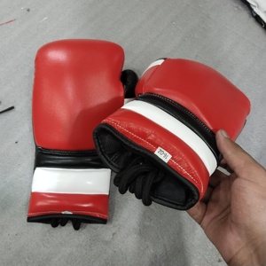 Gants de boxe en cuir PU rouge avec accents noirs et blancs, fermeture à lacets au poignet, doigts entièrement couverts, pour l'entraînement des adultes - Product Image 4