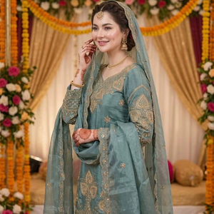 Ensemble Kurti en soie de luxe – Haut brodé à manches longues avec palazzo et dupatta de créateur - Product Image 1