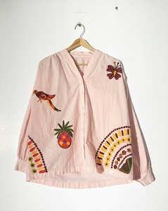 Chemise décontractée en coton rose brodée à la main, col en V, manches longues, motif floral, tissu popeline respirant pour l'été - Product Image 1
