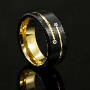 Bague en carbure de tungstène avec rainures dorées et deux pierres en zircone, alliance brossée avec intérieur doré, bijoux de luxe en gros - Product Image 1