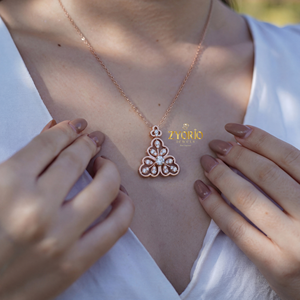 Colgante de Diamantes con Trébol Floral en Oro Rosa con Cadena de Eslabones en Oro de 14K y 18K, Joyería Elegante y de Lujo para Compromiso y Boda - Product Image 5