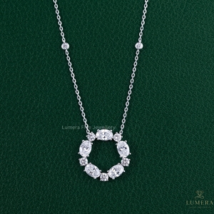 Collier Exquis en Diamants Circulaires, Ovales et Ronds en Or Blanc 14K avec Motif Couronne Multi-Pierres et Pendentif Chaîne Station - Product Image 1