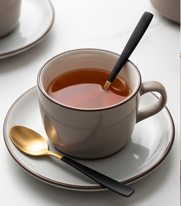 Ensemble de couverts en acier inoxydable avec manche noir moderne et tête plaquée or PVD, parfait pour la vaisselle et les ustensiles de cuisine. - Product Image 4