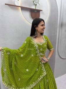 Conjunto de Lehenga Choli de Georgette Verde con Estampado Floral, Traje Tradicional Indio para Bodas, Lehenga Larga y Holgada para Mujer - Product Image 2