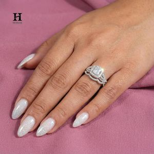 Anillo de compromiso de lujo con diamante de laboratorio talla princesa, oro blanco de 14K, halo y diseño de tallo dividido, conjunto nupcial apilable - Product Image 1