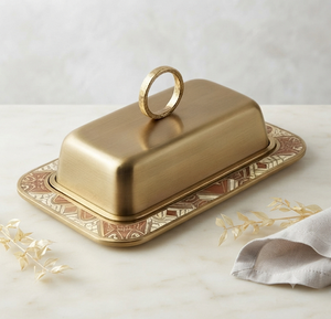 Beurrier en or avec couvercle hermétique pour la conservation de la fraîcheur, rectangulaire, en métal, vaisselle de cuisine, design glamour, poli à la main - Product Image 1