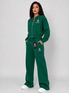 Chándal de mujer de alta calidad con tela transpirable, costuras duraderas y diseño cómodo para un estilo de vida activo. - Product Image 5
