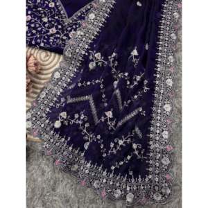 Sari de créateur avec des paillettes et des broderies Zari faites à la main, magnifiquement conçues - Product Image 5