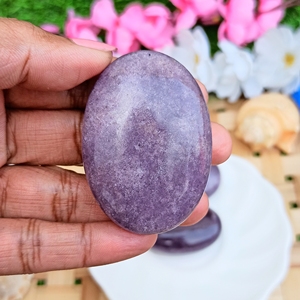 Pierre de paume ovale en Lépidolite naturelle, gravée à la main, de luxe, cristal violet de guérison, Reiki, méditation, soulagement du stress, décoration - Product Image 4
