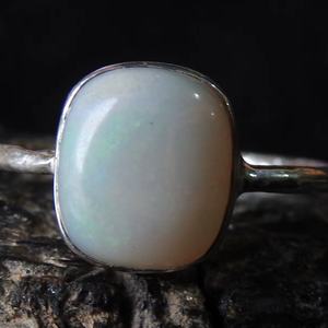 Bague de mariage australienne en opale multi-feu - Argent - Pierre de naissance d'octobre - Opale solide - Taille US 6.5 - Fabrication artisanale classique à griffes - Product Image 1