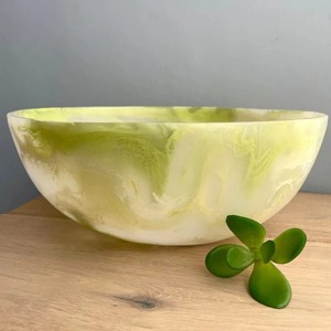 Tazón de Resina Verde con Diseño en Espiral, Hecho a Mano y Personalizado, con Recubrimiento de Esmalte de Color Novedoso y Acabado Brillante, Vajilla Decorativa de UO - Product Image 4