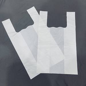 ถุงช้อปปิ้งแบบมีหูหิ้วทรงเสื้อยืด ผลิตจากวัสดุรีไซเคิล HDPE พิมพ์ลายตามสั่ง ขายส่งสำหรับซูเปอร์มาร์เก็ต - Product Image 1