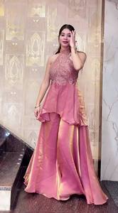 Conjunto Sharara de Seda Royal Radiance Fandy – Traje de Fiesta de Diseño con Bordados a Mano - Product Image 2