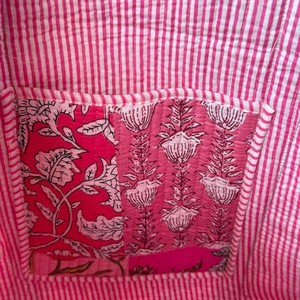 Sac fourre-tout en coton matelassé, imprimé à la main, motif floral bohème, durable, pour femmes - Idéal pour la plage, les voyages et les cadeaux, cadeaux de Noël, mariage - Product Image 4