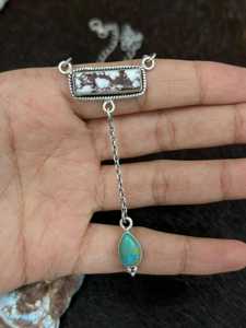 Collar de Turquesa Kingman Hecho a Mano con Caballo Salvaje, Plata de Ley, Joyería Artesanal Boho del Suroeste, Regalo Exclusivo para Ella - Product Image 3