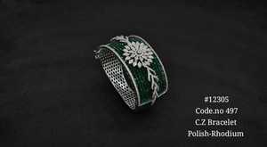 Bracelet manchette en laiton plaqué rhodium avec zircon cubique bleu 12305, motif floral, pour femme, idéal pour les soirées - Product Image 4