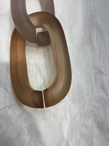 Maillons de chaîne personnalisés en résine transparente colorée de grande taille, peints à la main, pour la décoration murale, les projets de bricolage et les créations d'ambiance. - Product Image 2