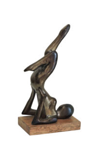 Sculpture de yoga artisanale en aluminium, figurine féminine abstraite moderne en position de Sarvangasana (épaules sur le sol), décoration artistique sur base en bois, 12 pouces - Product Image 6