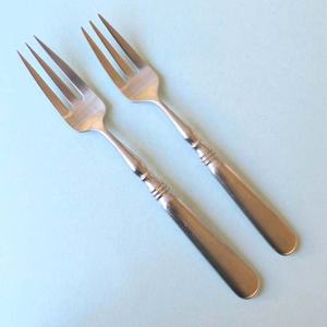 Cuillère à thé argentée en acier inoxydable de haute qualité nouveau design avec poignée en forme de coeur ensemble de couverts d'aspect royal pour les mariages maison hôtel - Product Image 2