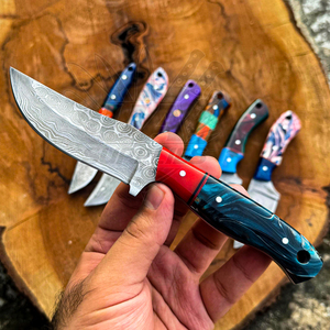 Couteaux de chasse professionnels en acier Damas à marque privée, pointe tombante, manche en bois et résine, qualité industrielle, multifonction, survie - Product Image 1