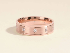 Anillo de boda para hombre con diamantes cultivados en laboratorio en oro amarillo - Product Image 3