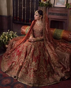 Lehenga Choli nupcial vintage con bordados elaborados, talla grande, silueta en A, manga larga, cola desmontable, largo hasta el suelo para boda - Product Image 2