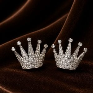 Boucles d'oreilles couronne serties de diamants ronds, entièrement pavées de moissanite, design « Ice Out », idéales pour les fêtes et les cadeaux - Product Image 1