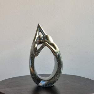 Escultura de aluminio fundido que celebra las superficies texturizadas, el equilibrio creativo y la sofisticación visual duradera. - Product Image 1