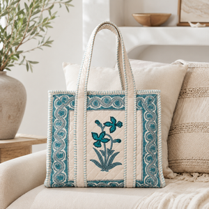 Bolso de mano de lujo de algodón estampado a mano de Jaipur, grande, acolchado, con estampado floral azul, para mujer, ideal para viajes y compras. - Product Image 2
