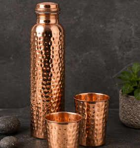 Ensemble Tamra Wellness Trio : Bouteille et tasses en cuivre artisanal à surface texturée, design minimaliste, matériau en cuivre pur, couvercle anti-fuite - Product Image 3