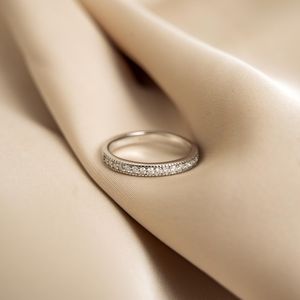 Anillo de Media Eternidad Clásico con Moissanita de Corte Redondo, Anillo de Boda Original de Plata 925 para Mujer, Regalo Fino - Product Image 1