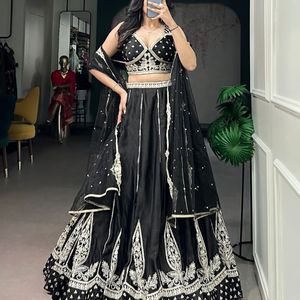 Lehenga Choli en soie brodée de sequins noirs, semi-cousu, avec dupatta, pour femmes, tenue de mariage et de fête, fabriqué par Royal Export - Product Image 2