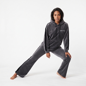 Ensemble de survêtement deux pièces personnalisé pour femme : veste à capuche en velours et pantalon patte d'éléphant à rayures latérales brodées - Product Image 4