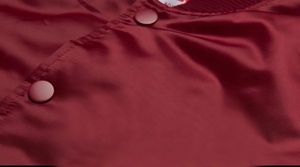เสื้อแจ็คเก็ตบอมเบอร์ผ้าซาตินสีแดงสำหรับผู้ชาย พร้อมแถบแขนเสื้อสีขาวเหลือง ปกเสื้อพับได้ สวมใส่สบายๆ ในฤดูใบไม้ร่วง - Product Image 6