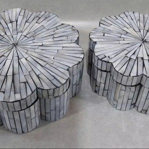 Caja de almacenamiento de joyas moderna con forma de flor y diseño de patrón circular para organizar cosméticos y anillos - Product Image 2