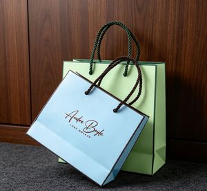 Sacs en papier pour bijoux imprimés sur mesure avec logo en feuille d'or, emballages de bijoux personnalisés de qualité supérieure - Product Image 1