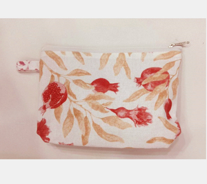 Encantadora bolsa de cosméticos con cremallera y estampados vibrantes de granadas y hojas botánicas exuberantes. Perfecta para organizar el maquillaje. - Product Image 1