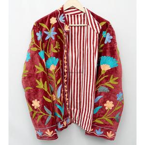 เสื้อแจ็คเก็ตกำมะหยี่สีแดงเลือดหมูแบบกลับด้านได้ เป็นมิตรกับสิ่งแวดล้อม สำหรับทุกเพศ ทุกวัย ปักลายดอกไม้ ระบายอากาศได้ดี แห้งเร็ว คอจีน เหมาะสำหรับทุกฤดูกาล ใช้กลางแจ้ง - Product Image 3