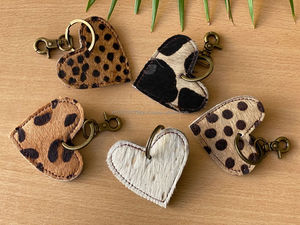 Porte-clés en cuir avec poils de vache, porte-clés en cuir, porte-clés en forme de cœur, porte-clés élégants - Product Image 3