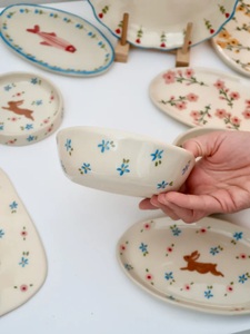 Tazón de Pasta de Cerámica de Diseño, Pintado a Mano con Motivos Florales, Acabado Liso y Brillante para una Decoración Refinada de la Cocina y el Comedor - Product Image 3