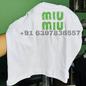 Top sin mangas de algodón blanco con motivo de letras Miu, proveedor al por mayor, chaleco de punto acanalado con pedrería verde, ropa casual sin mangas para mujer, estilo crop. - Product Image 1