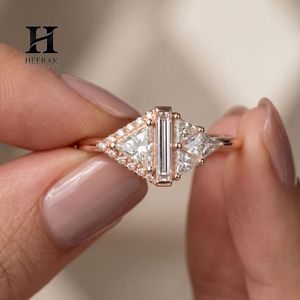 Bague personnalisée en diamant baguette cultivé en laboratoire, or 18 carats, triangle asymétrique, taille triligne, mosaïque, bijoux fins en grappe - Product Image 1