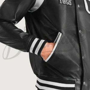 Chaqueta Varsity de Cuero Genuino Negro para Hombre con Paneles Blancos en los Hombros, Parche Personalizado con la Letra "C" y Puños Acanalados a Rayas - Product Image 1