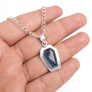 Colgante artesanal de plata de ley 925 unisex con topacio azul de corte ataúd y engaste de latón, joyería de diseño. - Product Image 4
