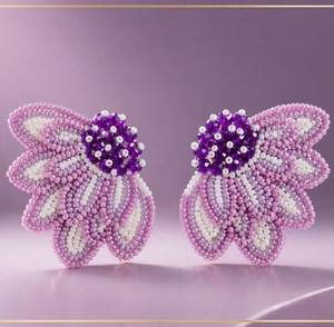 Boucles d'oreilles clous en forme de fleur pour femme, bijoux romantiques de soirée, avec cristaux, strass et perles d'imitation roses et violettes - Product Image 1